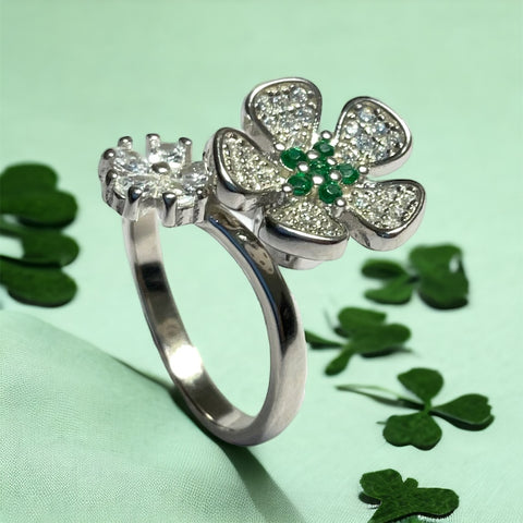 a close up of a ring with a flower on it