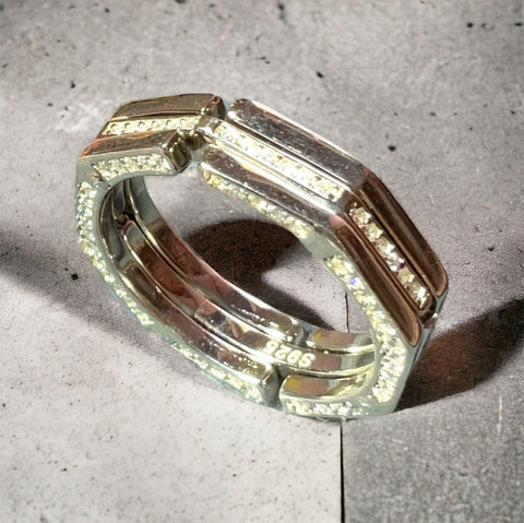 a close up of a ring on the ground