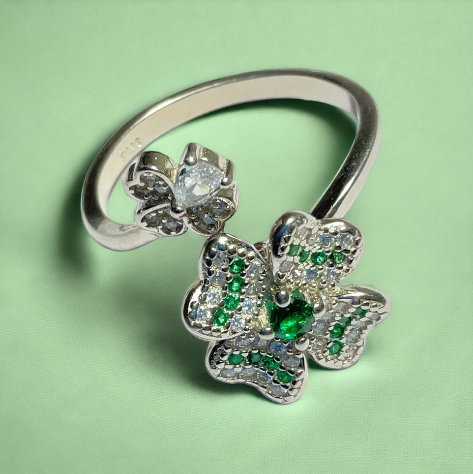 a close up of a ring with a flower on it