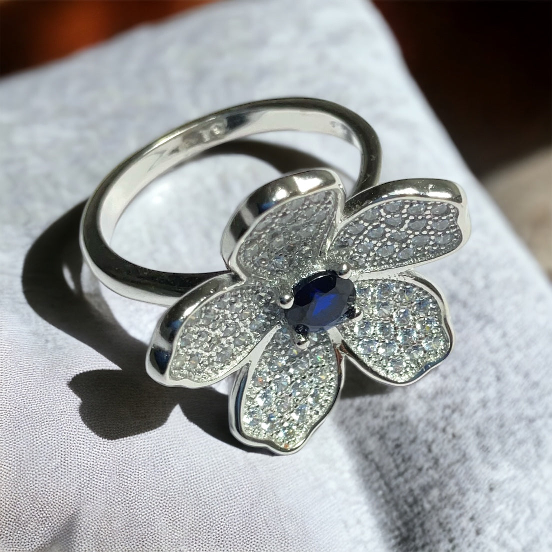 a close up of a ring with a flower on it