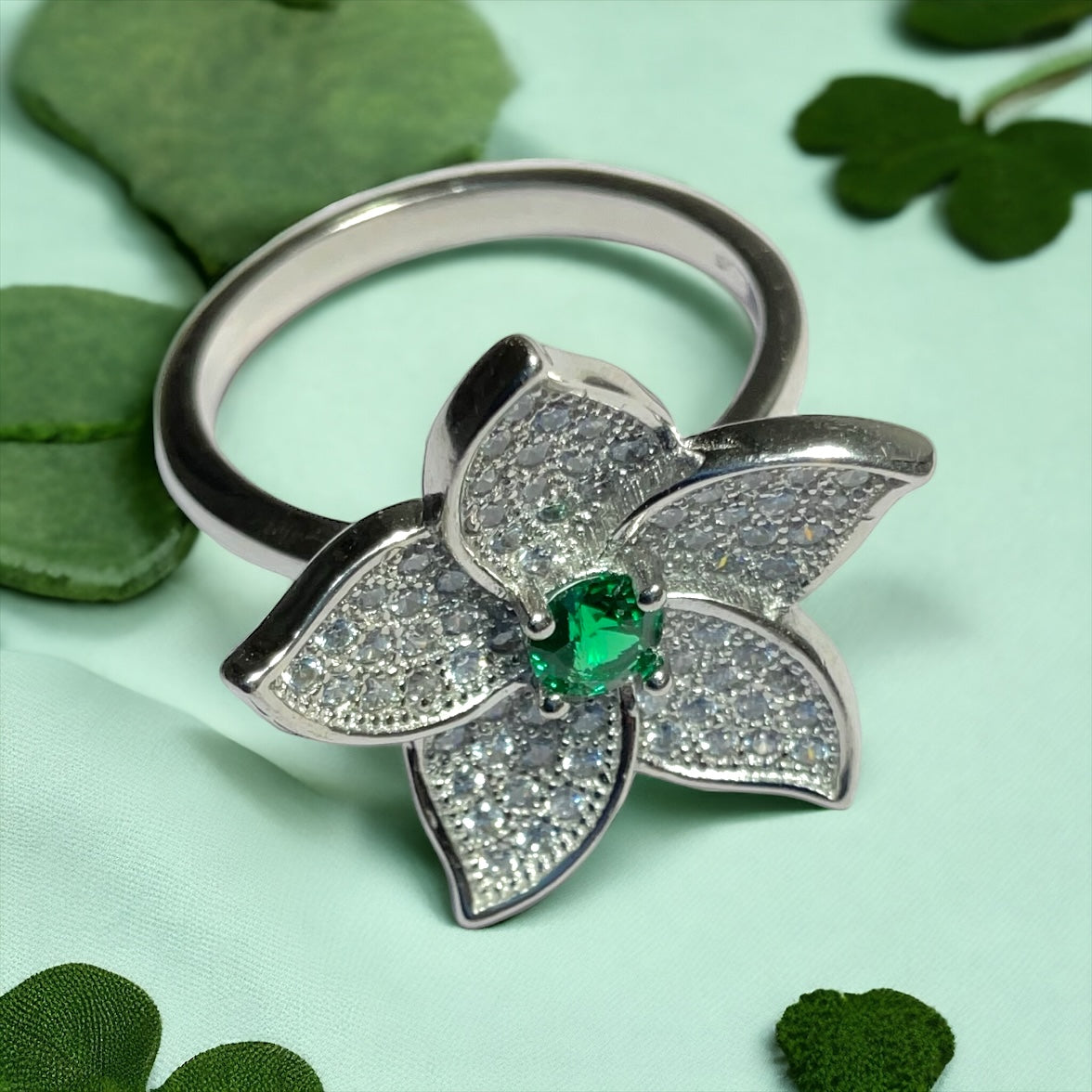 a close up of a ring with a flower on it