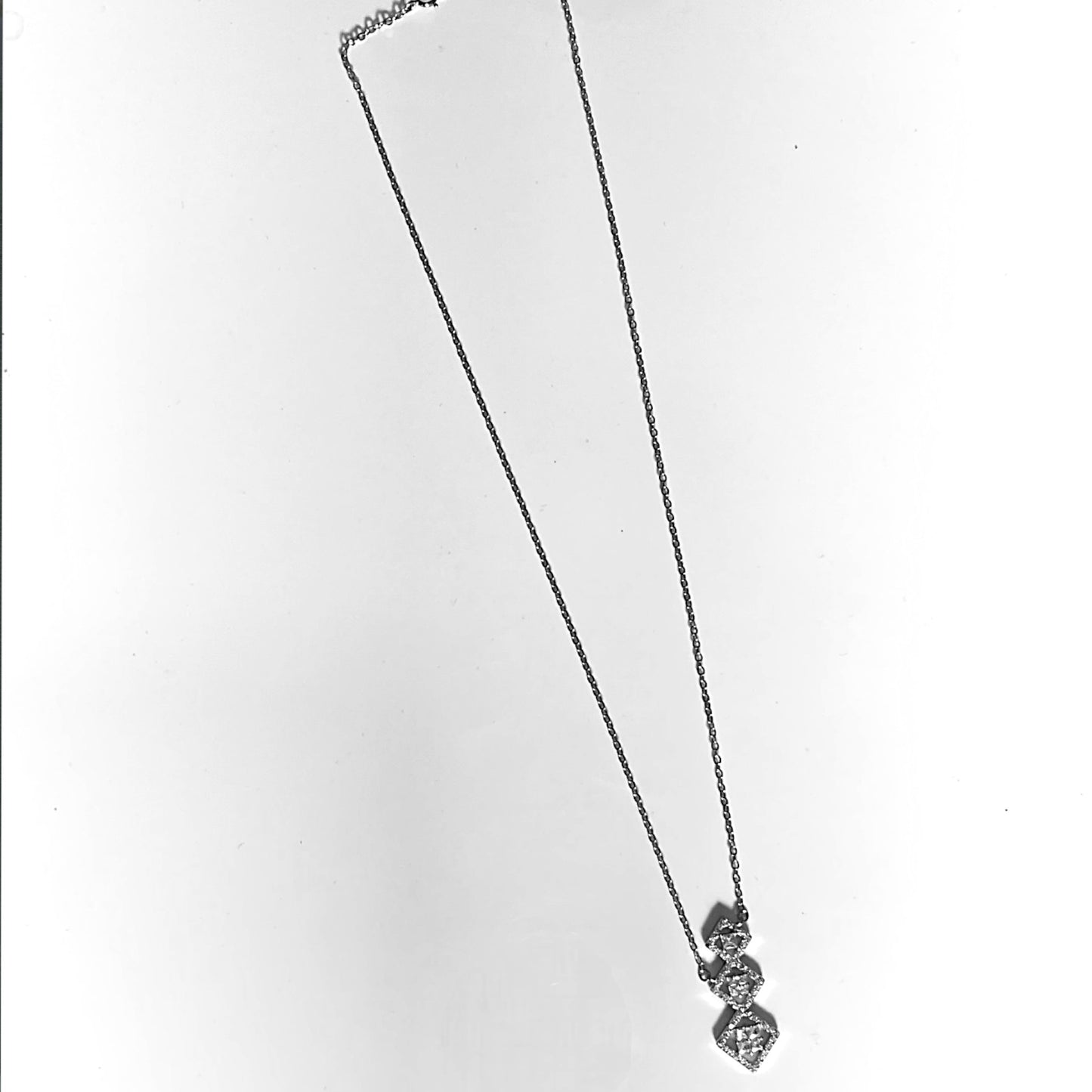 a black and white photo of a necklace