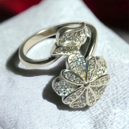 a close up of a ring with a flower on it